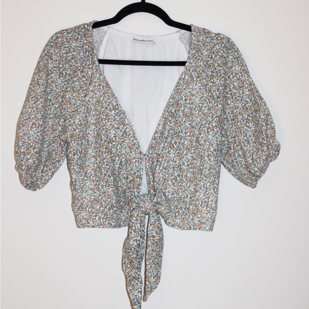 Abercrombie & Finch floral V-neck blouse with puff sleeves